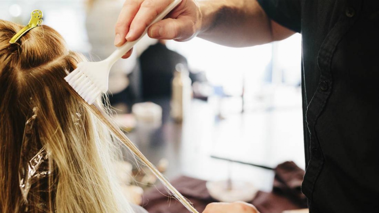 ¿Debes lavar tu cabello antes de teñirlo? Prepara el pelo para la coloración